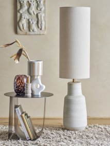 Linetta Naturhvit gulvlampe Fra Bloomingville - Lampen sprer et behagelig lys og er perfekt for &aring; lyse opp m&oslash;rke hj&oslash;rner i stuen, soverommet eller gangen.