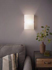 Troy 18cm Hvit vegglampe Fra Eglo - Med sin hvite nyanse sprer den et mykt og behagelig lys, perfekt for &aring; skape en rolig og innbydende atmosf&aelig;re i gangen, stuen eller soverommet.