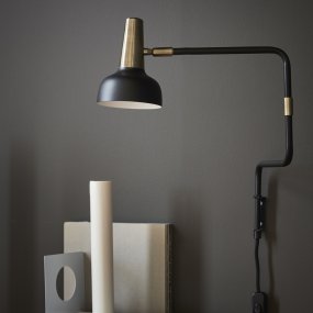 Ray Svart leselampe Fra CO Bankeryd - Ray vegglampen kan med fordel brukes i stuen ved siden av en sofa eller lenestol, samt i en korridor eller over en skjenk, da den tilf&oslash;rer rommet et moderne preg.