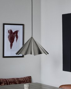 Flola Ø50 Sølv Fra House Doctor - Flola er en dekorativ pendellampe med et uttrykksfullt design som tiltrekker seg oppmerksomhet.