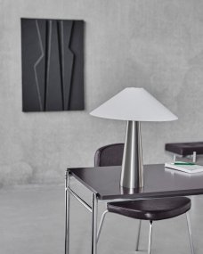 Soffi 48cm Sølv Fra House Doctor - Soffi bordlampe har et stilig og moderne uttrykk med en elegant kombinasjon av metall og tekstil.