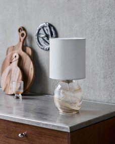 Hite 44cm Off-white Fra House Doctor - Den avrundede glassfoten er utsmykket med et vakkert off-white virvelm&oslash;nster som gj&oslash;r hvert stykke unikt og gir lampen et levende uttrykk.