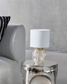 Hite 28cm Off-white Fra House Doctor - Den avrundede glassfoten er utsmykket med et vakkert off-white virvelm&oslash;nster som gj&oslash;r hvert stykke unikt og gir lampen et levende uttrykk.