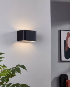 Sania 4 Svart vegglampe Fra Eglo - Denne moderne vegglampen i svart finish tilbyr et minimalistisk og stilig design som passer perfekt i de fleste interiørstiler.