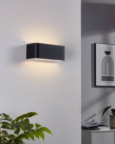 Sania 4 Svart vegglampe Fra Eglo - Denne moderne vegglampen i svart finish tilbyr et minimalistisk og stilig design som passer perfekt i de fleste interiørstiler.