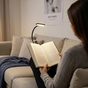 Yamenzi Svart bærbar Fra Eglo - Yamenzi er en praktisk og fleksibel LED-lampe med en klemme som gjør den enkel å plassere på for eksempel et skrivebord, en sengegavl eller en hylle.