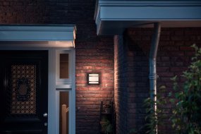 Petronia Antrasitt utendørslampe Fra Philips - Designet gjør at den kan brukes både som vegg- og taklampe.