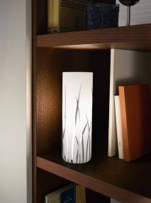 Rivato 26cm Hvit bordlampe Fra Eglo - Kromdetaljene i et grøntlignende mønster skaper en subtil og stilig dekor på; den frostede glassflaten, som sprer et mykt og behagelig lys.