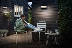 Bustan Antrasitt utendørslampe Fra Philips - varer lenger enn tilsvarende Philips LED-utelys &ndash; og bruker 50 % mindre energi.