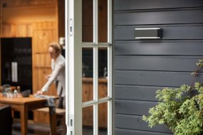 Stratosphere Antrasitt utendørslampe Fra Philips - Den er designet for lysfordeling mellom h&aring;ll, s&aring; at veggen er opplyst av rikelig med indirekte klart lys.