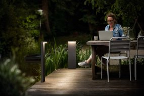 Bustan 77cm Antrasitt pullerter Fra Philips - varer lenger enn tilsvarende Philips LED-utelys &ndash; og bruker 50 % mindre energi.