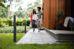 Stratosphere 77cm Antrasitt pullerter Fra Philips - varer lenger enn tilsvarende Philips LED-utelys &ndash; og bruker 50 % mindre energi.