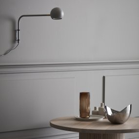 Yes! 45cm Grå vegglampe Fra CO Bankeryd - Vegglampen kan med fordel brukes i stuen ved siden av en sofa eller sofa, samt i en korridor eller over en skjenk, da den tilfører rommet et moderne uttrykk.