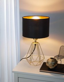 Carlton 30cm Messing bordlampe Fra Eglo - Innsiden av lampeskjermen er gull, noe som skaper et varmt og innbydende lys n&aring;r lampen er tent.