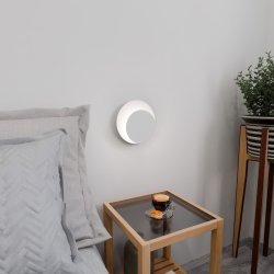 Circle 22cm Hvit vegglampe Fra Emibig Lighting - Dens geometriske sirkler tiltrekker seg oppmerksomhet, og takket være treelementene blir interiøret varmt og koselig.
