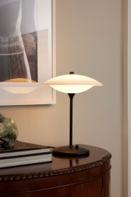 Baroni 40cm Svart Fra Halo Design - Det munnblåste opalglasset i kombinasjon med det børstede sorte metallet skaper et tidløst design.