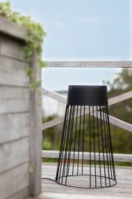 Koster Svart Fra Globen Lighting - Koster fungerer b&aring;de som sokkel med relieffflate og som krakk hvor; den t&aring;ler en vekt p&aring; opptil 85 kg.