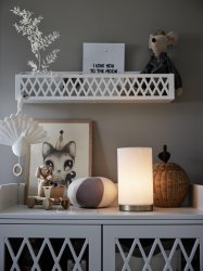 Dora 25cm Hvit Fra PR Home - Stilig bordlampe med fastmontert lampeskjerm laget av plissert materiale av polyester og bomull.