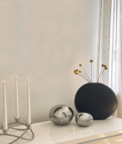 Globus 10cm Røykfarget bordlampe Fra Aneta Lighting - Globus bordlampe i r&oslash;kt glass med en lyskilde inni glasskulen som gir et dekorativt og behagelig lys.