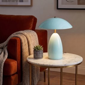 Poppy 35cm Lys blå Fra Elstead Lighting - Poppy er en dekorativ bordlampe med myke former og en blank lysskjerm kombinert med messingdetaljer.
