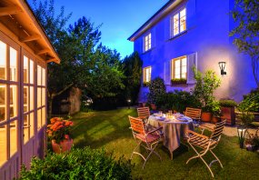 Bouquet Sensor Svart solcellelampe Fra Ledvance - Den innebygde PIR-bevegelsessensoren og dagslyssensoren slår automatisk på lampen når det er bevegelse i mørket, noe som gir både sikkerhet og energieffektivitet.