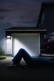 Flood Double Sensor 2W Mørk grå solcellelampe Fra Ledvance - Den innebygde PIR-bevegelsessensoren og dagslyssensoren sl&aring;r automatisk p&aring; lampen n&aring;r det er bevegelse i m&oslash;rket, noe som gir b&aring;de sikkerhet og energieffektivitet.