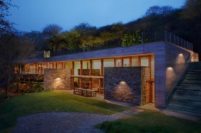 Oval Sensor 3000K Mørk grå solcellelampe Fra Ledvance - Laget av rustfritt st&aring;l og med IP44-klassifisering, er den b&aring;de v&aelig;rbestandig og robust.