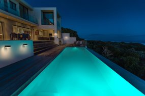 Tossa Sensor Svart solcellelampe Fra Ledvance - Laget av rustfritt stål og med IP44-klassifisering, er den både værbestandig og robust.