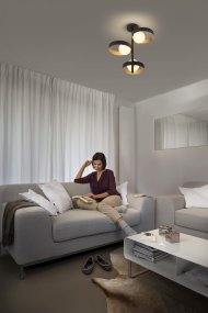 Memphis Ø32 Svart plafond Fra Ledvance - De tre sf&aelig;riske glasskuplene i opalt glass gir fin lysspredning i rommet.