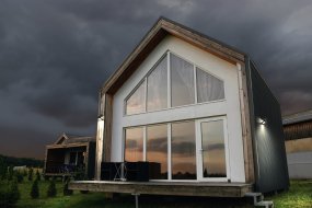 Butterfly 4W Svart solcellelampe Fra Ledvance - Den innebygde PIR-bevegelsessensoren og dagslyssensoren sl&aring;r automatisk p&aring; lampen n&aring;r det er bevegelse i m&oslash;rket, noe som gir b&aring;de sikkerhet og energieffektivitet.