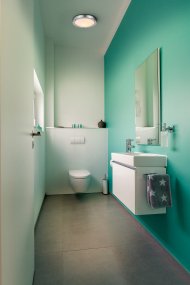 Classic Round Ø30 Krom baderomslampe Fra Ledvance - Sk&auml;rmen i frostat glas ger ett fint och bl&auml;ndfritt ljus i rummet.