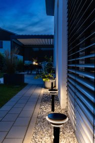 Double Circle Sensor Svart solcellelampe Fra Ledvance - Den innebygde PIR-bevegelsessensoren og dagslyssensoren slår automatisk på lampen når det er bevegelse i mørket, noe som gir både sikkerhet og energieffektivitet.