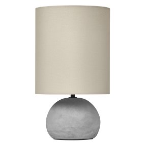 Impact 38cm Grå bordlampe Fra Osram - Lampfoten i betong och den beiga sk&auml;rmen skapar ett jordn&auml;ra intryck och ger en fin ljusspridning.