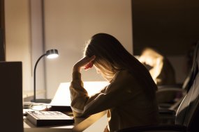 Office Cylinder 30cm Svart skrivebordslampe Fra Ledvance - B&aring;da ljusstyrkan och f&auml;rgtemperaturen g&aring;r att justera i tre steg med touchbrytaren p&aring; lampfoten.