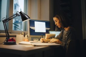 Office Pear 40cm Svart skrivebordslampe Fra Ledvance - Armen med tv&aring; leder g&aring;r att vinkla och justera i h&ouml;jd och sidled vilket g&ouml;r det till en flexibel lampa, ut&ouml;ver det har den en vridbar sk&auml;rm f&ouml;r individuell inst&auml;llning av ljuset.