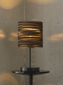 Cardboard Cylinder 38cm Brun bordlampe Fra Ledvance - Skjermen laget av flere lag papp skaper et vakkert lysspill i rommet når det er opplyst og bidrar til en varm og naturlig atmosfære.