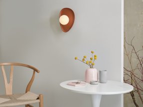 Clay Nest 26cm Brun vegglampe Fra Ledvance - Glaskupan i opal som omfamnar ljusk&auml;llan skapar ett fint och bl&auml;ndfritt ljus i rummet.