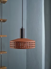 Clay Windows Ø26 Brun Fra Ledvance - Clay Windows har en rustik design med sin sk&auml;rm gjord av lera i en r&ouml;dbrun f&auml;rg.