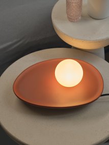 Clay Nest 14cm Brun bordlampe Fra Ledvance - Glaskupan i opal som omfamnar ljusk&auml;llan skapar ett fint och bl&auml;ndfritt ljus i rummet.