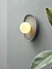Concrete Nest 26cm Grå vegglampe Fra Ledvance - Glaskupan i opal som omfamnar ljusk&auml;llan skapar ett fint och bl&auml;ndfritt ljus i rummet.