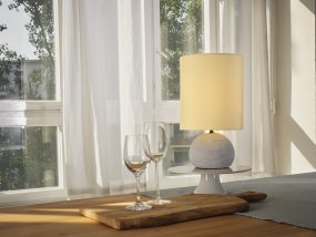 Impact 38cm Grå bordlampe Fra Osram - Lampfoten i betong och den beiga sk&auml;rmen skapar ett jordn&auml;ra intryck och ger en fin ljusspridning.