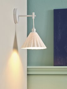 Pulp Ø20 Hvit vegglampe Fra Ledvance - Den dekorative skjermen laget av papir gir en fin spredning av lys ned.