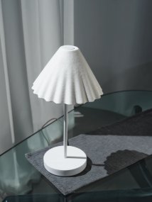 Pulp 40cm Hvit bordlampe Fra Ledvance - Den dekorative papirskjermen gir en fin spredning av lys i rommet.