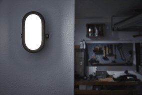 Bulkhead 11W Svart Fra Ledvance - Bulkhead &auml;r en smidig belysningl&ouml;sning f&ouml;r dig som beh&ouml;ver en enkel lampa med bra ljus i t.