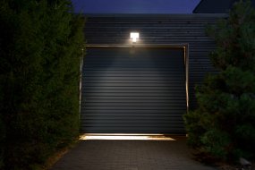 Flood Sensor 27W 4000K Mørk grå utendørslampe Fra Ledvance - Du kan ocks&aring; v&auml;lja att st&auml;nga av sensorn helt och d&aring; ist&auml;llet anv&auml;nda dig av timern, lampan &auml;r d&aring; t&auml;nd i 6h och sl&auml;ckt resterande timmar p&aring; dygnet.