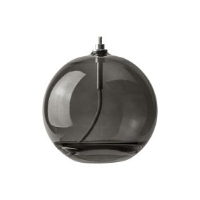 Oljelampe Aura Stor Røykfarget Fra Mette Ditmer - Dess eleganta design och r&ouml;kf&auml;rgade glas sprider ett mjukt, varmt ljus som ger en lugn och mysig k&auml;nsla.