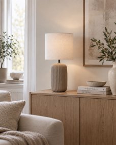 Palizzo 33cm Brun bordlampe Fra Nordic Lighting - Basen har en matt, sandlignende finish i en varm brun tone og en ribbet struktur som gir lampen et mykt og dekorativt uttrykk.