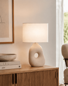 Pikazo 45cm Beige bordlampe Fra Lampan - Pikazo bordlampe i beige har en skulpturell keramisk base med dekorative h&aring;r og en matchende, oval linskjerm.
