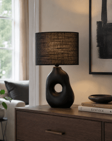 Pikazo 45cm Svart bordlampe Fra Lampan - Pikazo bordlampe i svart har en unik keramisk base med en skulpturell form og et dekorativt, gjennomg&aring;ende hull, komplementert av en matchende, oval linskjerm.