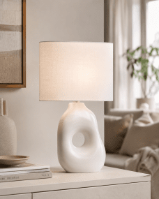 Pikazo 45cm Hvit bordlampe Fra Lampan - Pikazo bordlampe har en unik keramisk base med en skulpturell form og et dekorativt, sammenhengende h&aring;r, kombinert med en hvit og oval linskjerm.